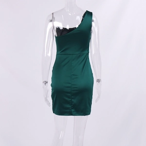 Gros plan d'une robe en satin vert foncé montrant la couture et l'épaule dénudée