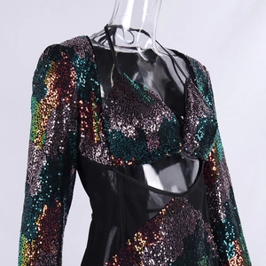 Détail de la robe à paillettes avec découpes en maille transparente et reflets colorés