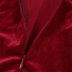 Détail de la fermeture éclair invisible sur le tissu en velours rouge de la robe