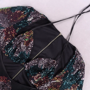 Détail des paillettes colorées sur robe de Noël avec fermeture éclair et bretelles