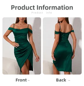 Vues avant et arrière de la robe en satin vert foncé avec fente et détails froncés