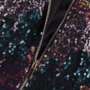 Détail des paillettes multicolores et de la fermeture éclair dorée sur la robe