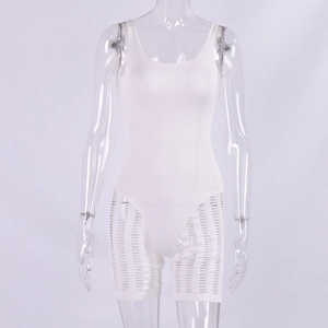 Dettaglio del body bianco senza maniche con trama a coste e motivo in maglia traforata