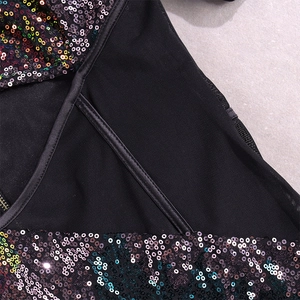 Détail de sequins scintillants et de coutures en résille avec fermeture éclair métallique