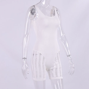 Dettaglio del body in maglia bianca con motivo traforato strutturato e scollo quadrato