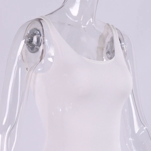 Dettaglio del body in maglia bianca con scollo quadrato e trama del tessuto elastico