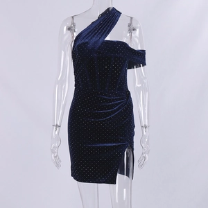 Détail de la robe en velours bleu foncé avec strass brillants et fente latérale