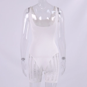 Vista posteriore di un body bianco in maglia a coste senza maniche con ampio scollo a U