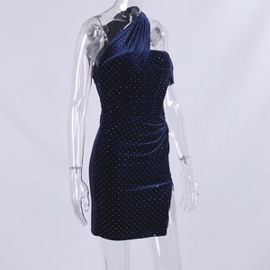Détail de la mini-robe en velours bleu marine avec paillettes argentées et épaule nue