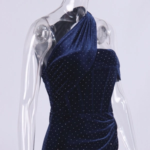 Détail d'une robe en velours bleu marine à épaule dénudée avec strass et baleines
