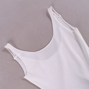 Dettaglio macro del tessuto a costine bianco di un body con scollo quadrato