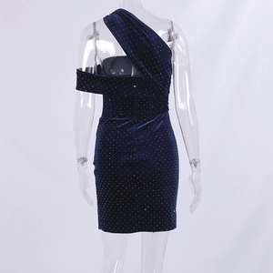 Détails du dos d'une robe en velours bleu marine avec strass brillants et épaule asymétrique