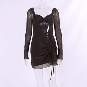 Détail d'une robe marron foncé en tulle avec laçage latéral et textures froncées