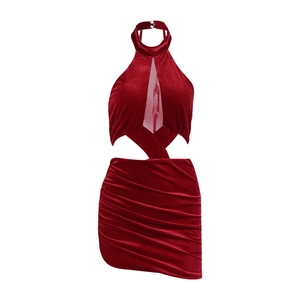 Robe licou élégante en velours bordeaux avec découpes à la taille et jupe moulante froncée