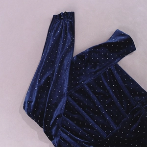 Détail du tissu en velours bleu marine avec strass étincelants et poignet élastique