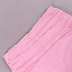 Détail du tissu en maille rose avec texture plissée et finition transparente douce