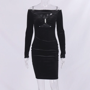 Detalle del vestido de terciopelo con hombros descubiertos, abertura y hebilla metálica