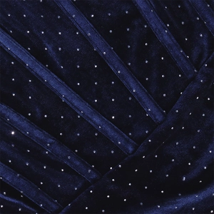 Détail macro d'une robe en velours bleu marine avec baleines corset et strass scintillants