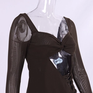 Détail d'une robe marron foncé avec manches en tulle, découpe taille et lacets