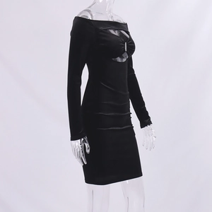 Detalle del vestido de terciopelo con diseño de abertura en el pecho y hebillas metálicas
