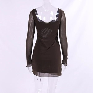 Détail du tissu en tulle marron au dos de la robe courte avec design froncé chic