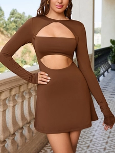 Dettaglio di un mini abito marrone a maniche lunghe con sexy cut-out e tessuto in maglia