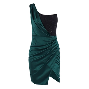 Robe de cocktail en satin vert émeraude élégante avec paillettes noires et fente latérale