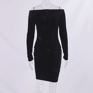 Detalle del vestido mini de terciopelo negro con hombros descubiertos y cremallera trasera