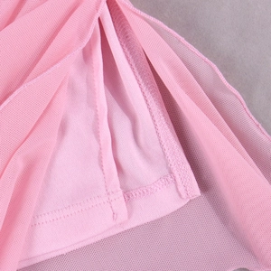 Détail du tissu en maille rose et doublure avec coutures d'ourlet sur la minijupe