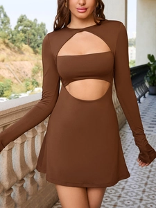 Vista dettagliata del mini abito sexy marrone scuro con ritagli e maniche lunghe svasate