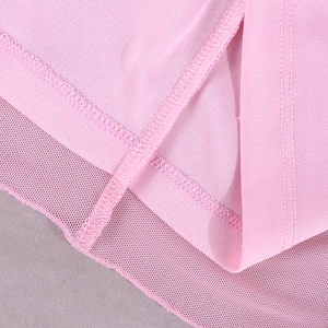 Détail des coutures en maille rose et des finitions professionnelles de la mini-jupe