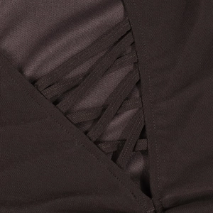 Détail du laçage en maille noire et de la texture évidée sur la robe courte