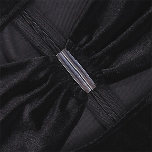 Detalle de tela de terciopelo negro con hebilla plateada y cremallera invisible