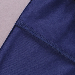 Vue détaillée du velours bleu marine avec doubles coutures précises et texture dense