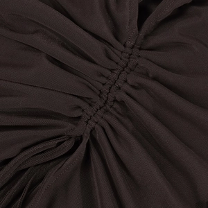 Détail du tissu en maille marron transparent avec texture froncée et coutures