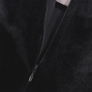 Detalle de la cremallera invisible en forma de gota sobre vestido de terciopelo