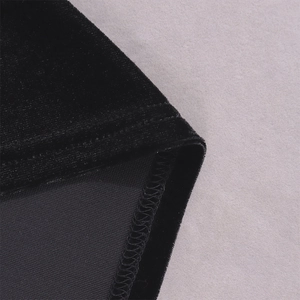 Vista macro del dobladillo del vestido de terciopelo negro con costuras y textura suave