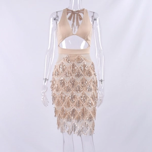 Détail du décolleté en V licou avec franges de paillettes et découpe à la taille