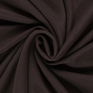 Gros plan sur un tissu en maille marron foncé montrant la texture et le drapé