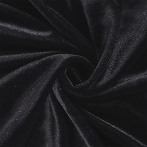 Primer plano de la textura de terciopelo negro con brillo suave y fibras finas