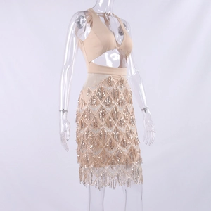Détail de robe à paillettes et franges champagne avec licou et découpes latérales