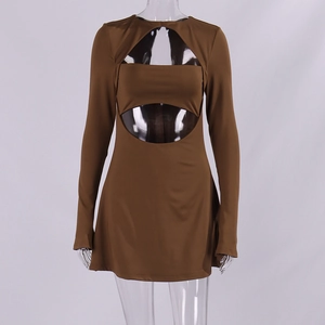 Dettaglio dell'abitino sexy marrone con design cut-out sul davanti e maniche a campana
