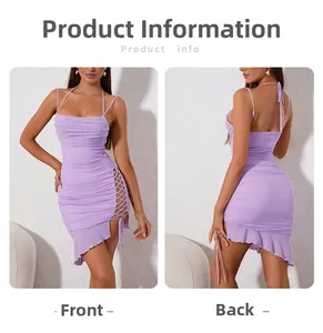 Vue détaillée de la robe courte violette froncée avec licou et laçage sur le côté