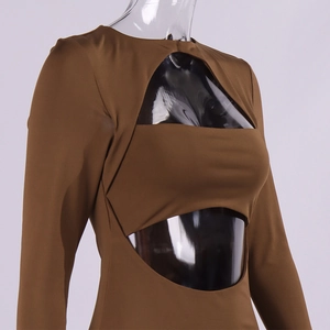 Dettaglio del vestito marrone sexy a maniche lunghe con ritagli frontali e vestibilità slim