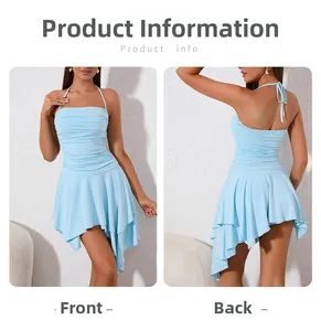 Détail d'une robe dos nu bleu clair avec tissu froncé et ourlet irrégulier à volants