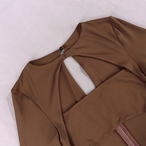 Dettaglio del design cut-out sulla schiena con bottone e zip su abito marrone