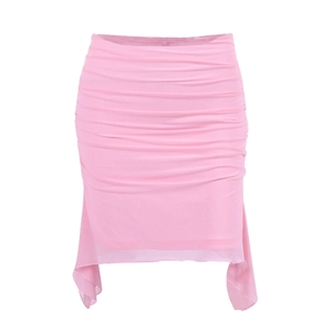 Mini-jupe en mesh rose avec fronces plissées et volants asymétriques sur fond blanc