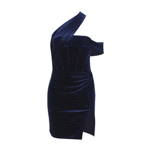 Robe courte asymétrique en velours bleu marine avec strass argentés et fente latérale