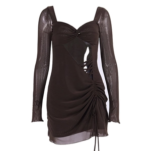 Robe mini marron foncé à manches longues en mesh avec découpes et détails froncés