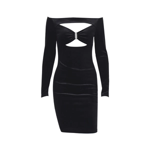 Minivestido sexy de terciopelo negro con hombros descubiertos, abertura y metal plata